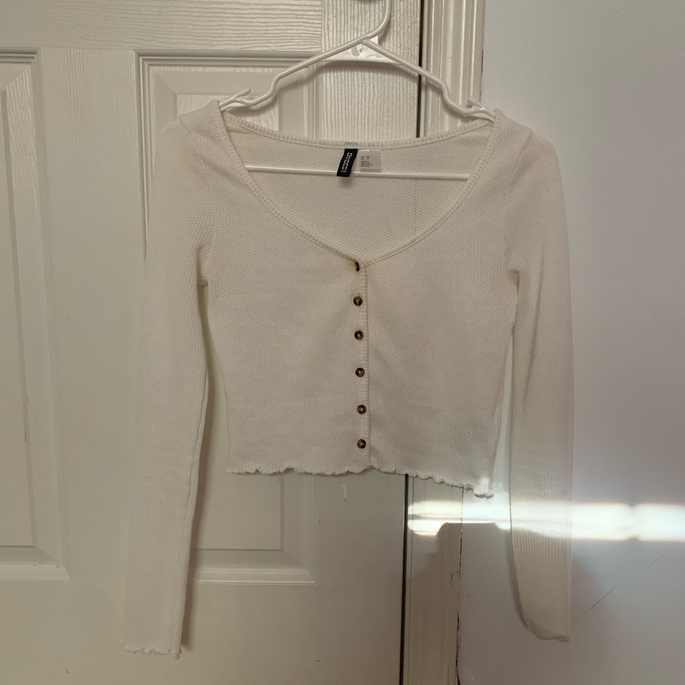 white buttoned up cropped cardigan!🤍